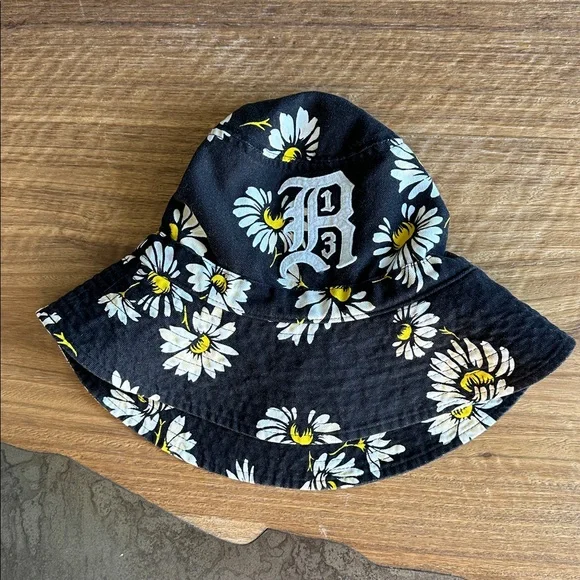 R13 Oversized Daisy Print Bucket Hat - Picture 4 of 8
